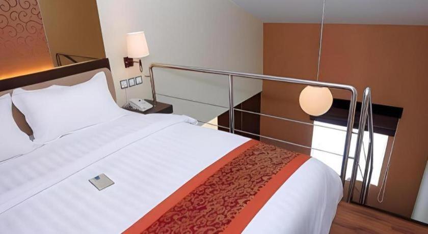 Favor Hotel Makassar City Center By Life Zewnętrze zdjęcie