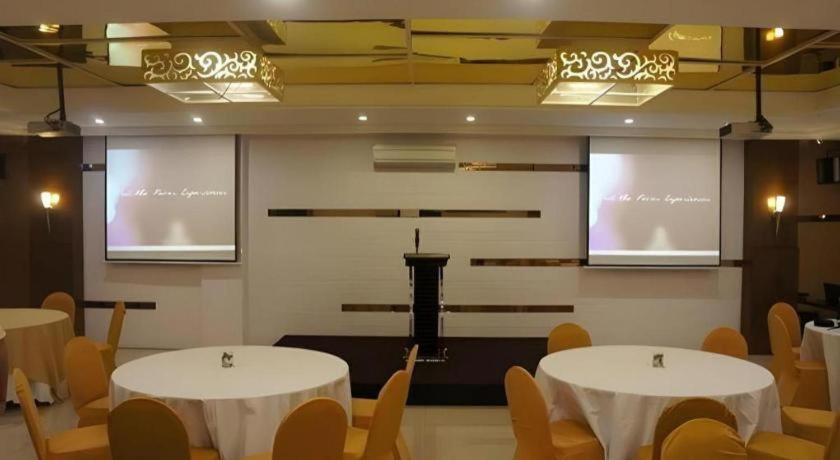 Favor Hotel Makassar City Center By Life Zewnętrze zdjęcie