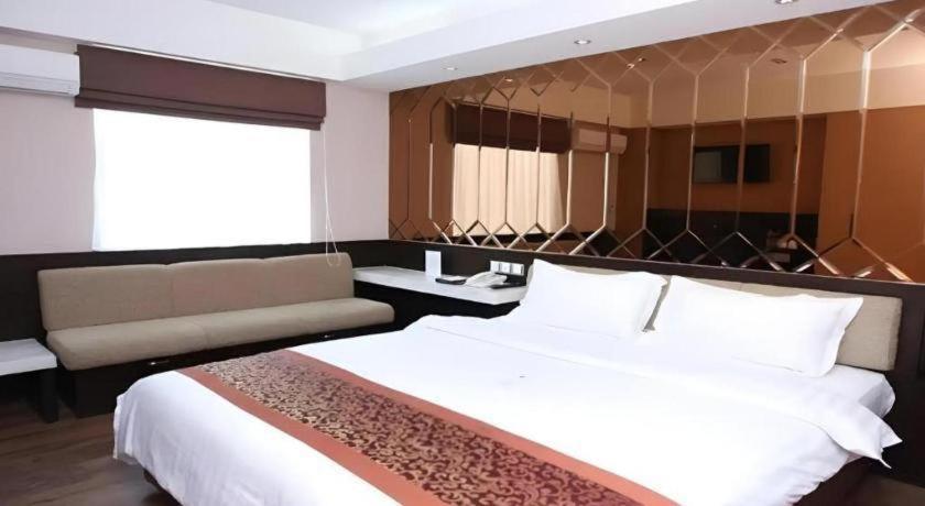 Favor Hotel Makassar City Center By Life Zewnętrze zdjęcie
