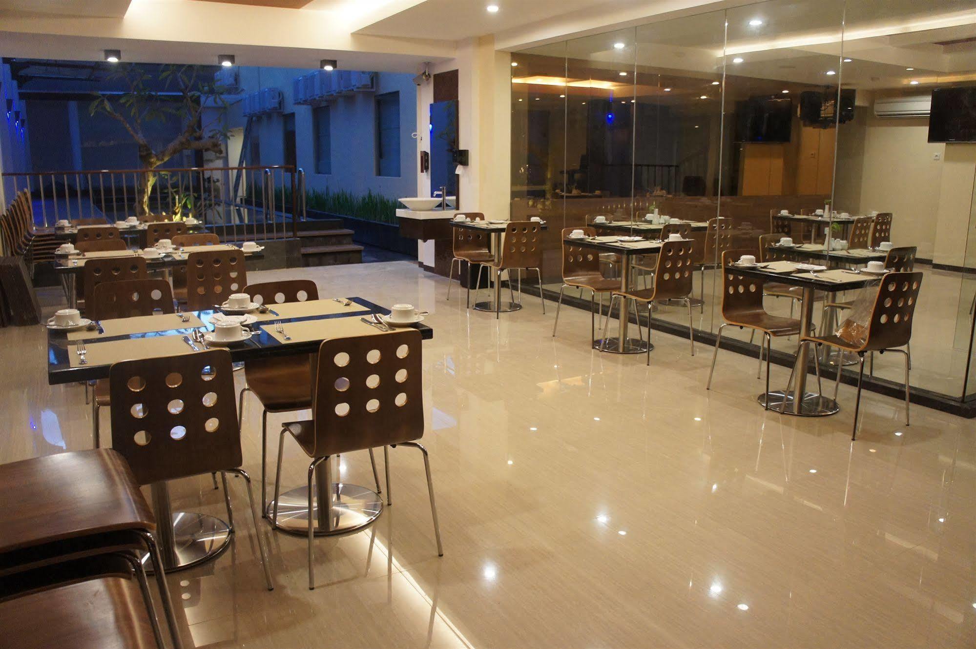 Favor Hotel Makassar City Center By Life Zewnętrze zdjęcie